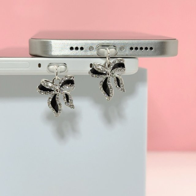 USB-C Staubschutzstecker für iPhone und iPad mit Strass-Besatz und Schleife in Schwarz und Silber inklusive Taschenanhänger als DIY-Zubehör - Bild 1