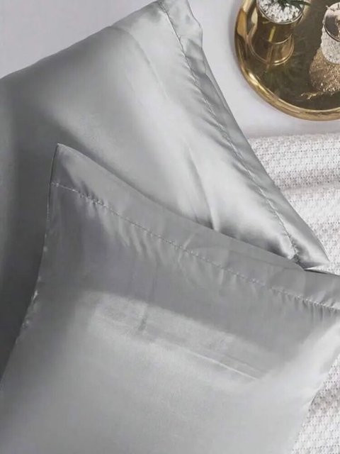Ein Stück Kissenbezug aus seidigem Mako-Satin mit Umschlagverschluss für Haar und Haut in Blau oder Grau - Bild 1