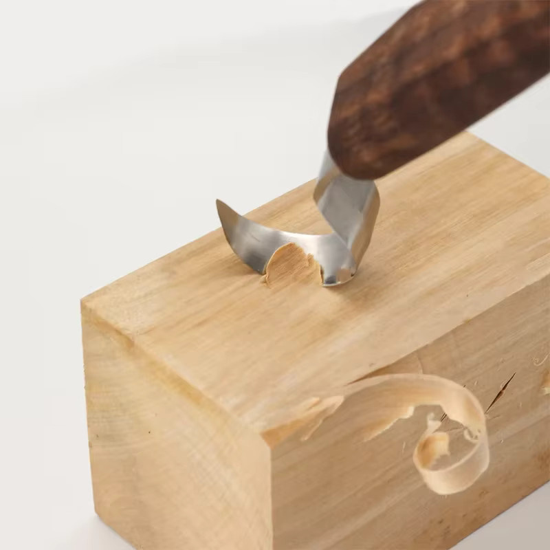 Holzschnitzwerk Set aus Walnuss mit Schnitzmessern und Meißeln für DIY Handwerksarbeiten in Braun - Bild 2