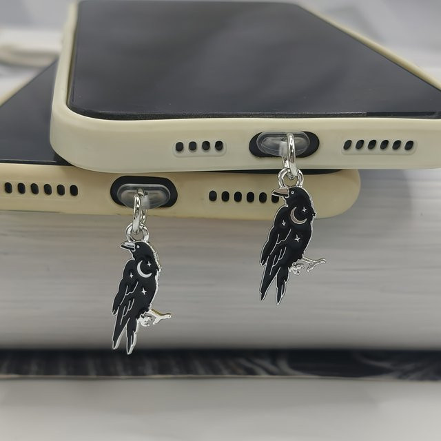 Staubschutz-Stecker im Krähendesign mit schwarzem Adlerflügel-Anhänger für Smartphone-Ladeanschlüsse, Schwarz - Bild 1