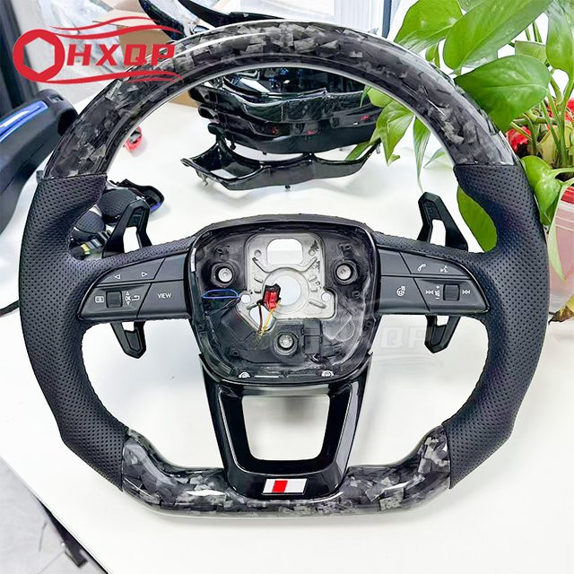 Multifunktionales Sportlenkrad aus geschmiedeter Kohlefaser in Schwarz für Audi Q5 FY, Q7 4M, Q8, S und RS Modelle - Bild 1