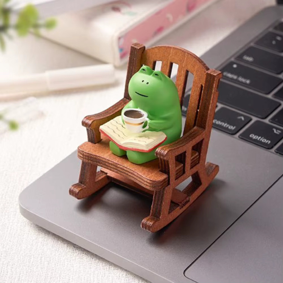 APWIKOGER Mini-Frosch-Harzfigur mit handgefertigtem Mikro-Schaukelstuhl als Tischdekoration in Grün - Bild 4
