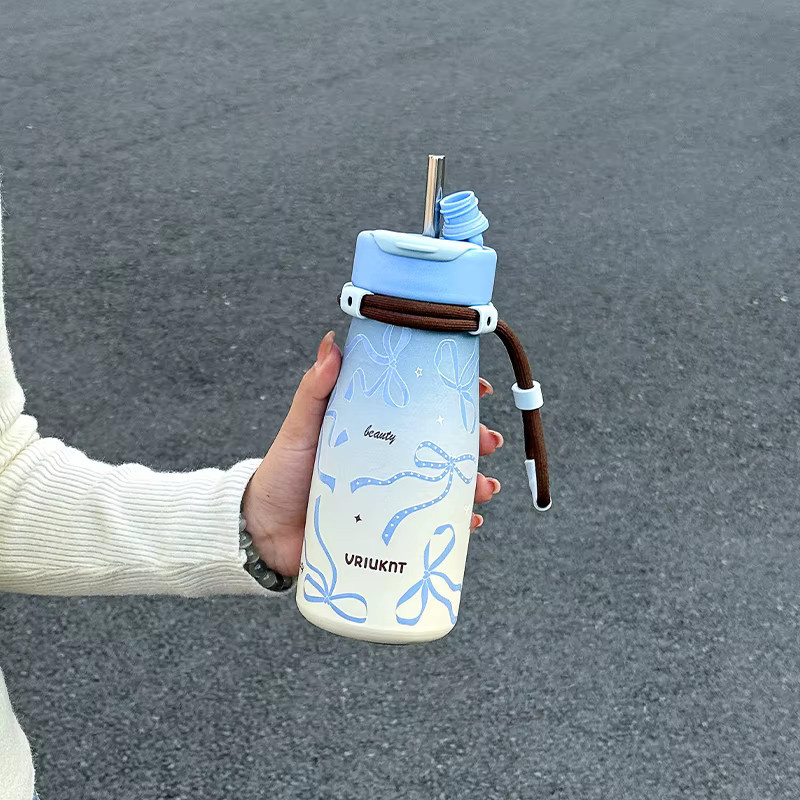 Tragbarer Trinkhalmbecher von VRIUKNT in Blau, 650 ml - Bild 2