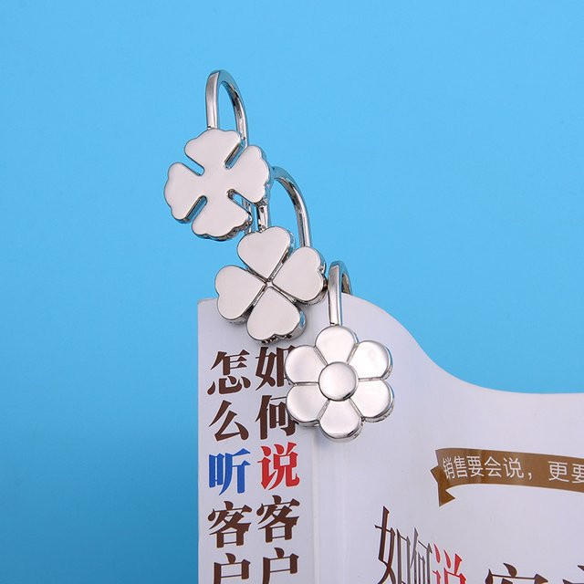 Dreidimensionales Metallbuch-Lesezeichen mit vierblättrigem Kleeblatt in Silber und Weiß im chinesischen Stil - Bild 1