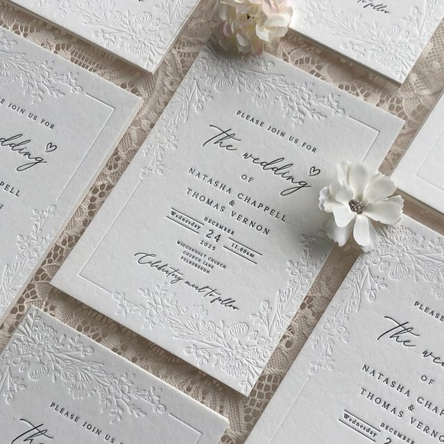 30 Stück personalisierte Hochzeitseinladungen mit Blumenmuster in Weiß, handgemachte Letterpress-Prägung auf 450 g/m2 Papier - Bild 1