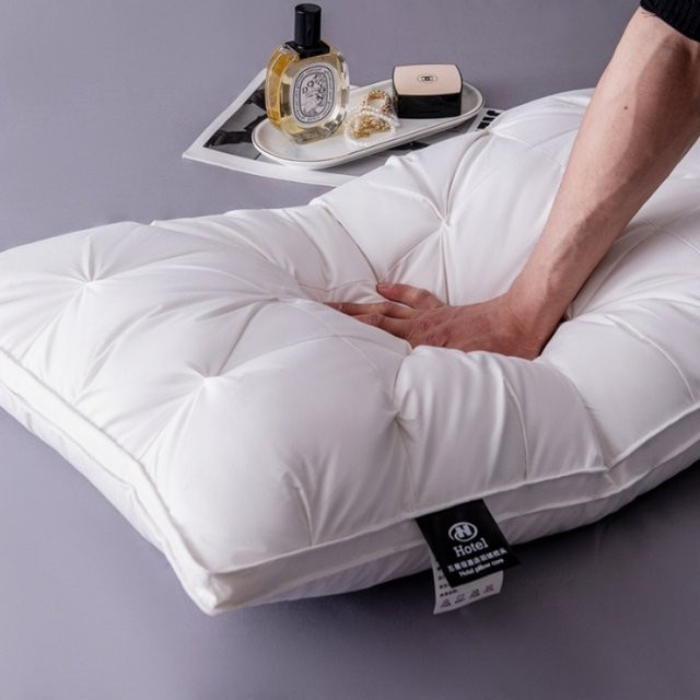 EGW Weiches Kissen mit Baumwollbezug und Polyesterfaserfüllung, Weiß, B x H: 74 x 48 cm - Bild 1