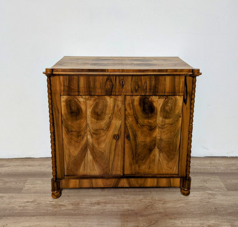 Antikhof Brück Biedermeier Kommode aus Nussbaum in Braun um 1840/50