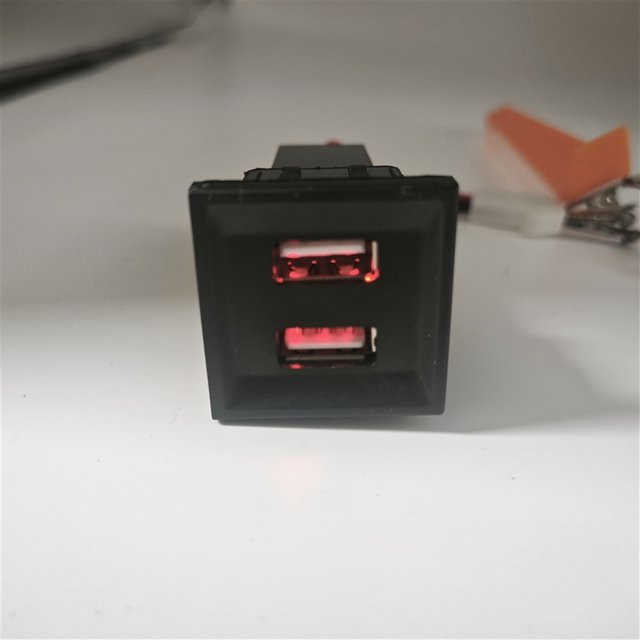 12V Dual USB Auto Ladegerät Adapter für VW T5 Transporter 2003-2009 in Schwarz - Bild 1
