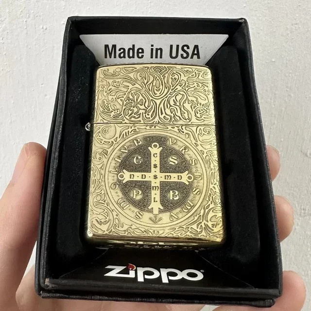 Zippo Feuerzeug Constantine Priest Carving in Antique Golden Brass Windproof Collection - Bild 1