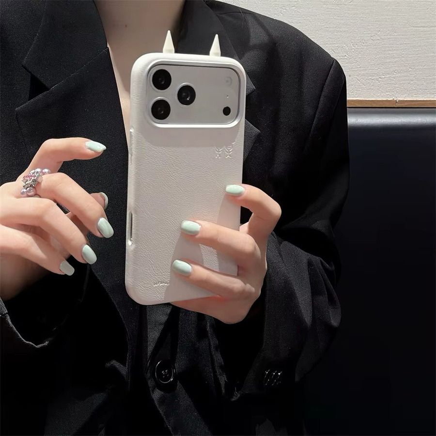 Yi ZHENG Handyhülle mit 3D-Teufelshörnern und Ledertextur für iPhone 15, iPhone 16 und iPhone 17 Pro Max in Weiß - Bild 1