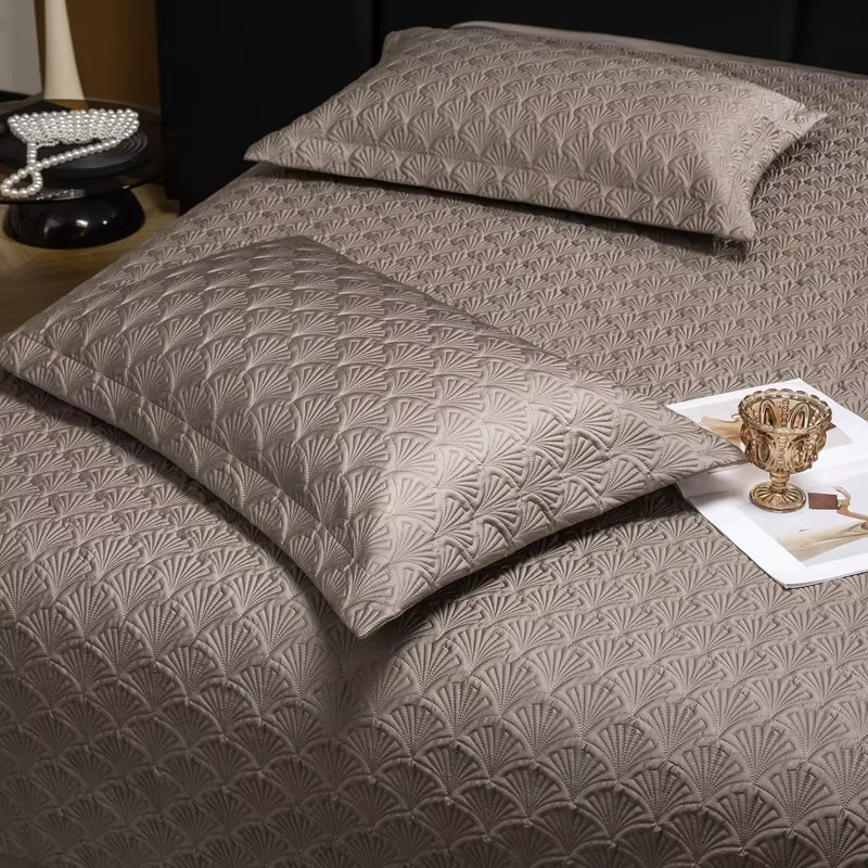 3-teiliges Luxus-Set aus Lyocell-Baumwolle mit geprägter Tagesdecke, Bettüberwurf und Matratzenauflage - Bild 2