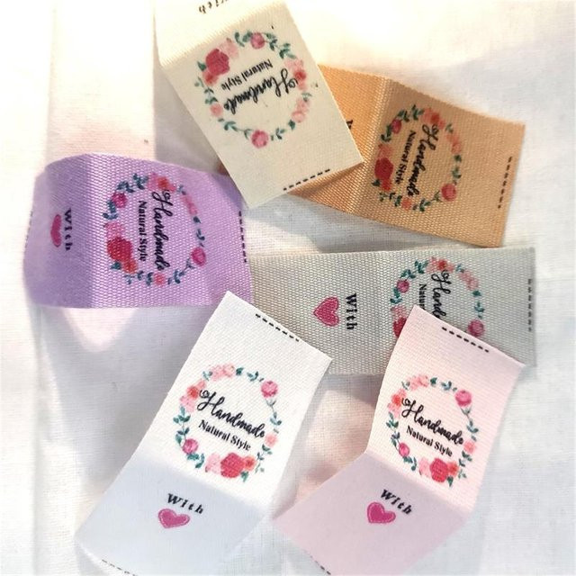 Personalisierte Baumwoll-Nähetiketten mit Logo oder Text, gefaltete Brand-Labels für Handarbeit, mehrfarbig und lila - Bild 1