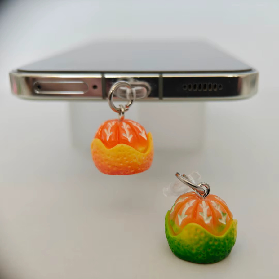 Realistischer Staubschutz für dein Smartphone im orangefarbenen 3D-Frucht-Design für iPhone und USB-C - Bild 1