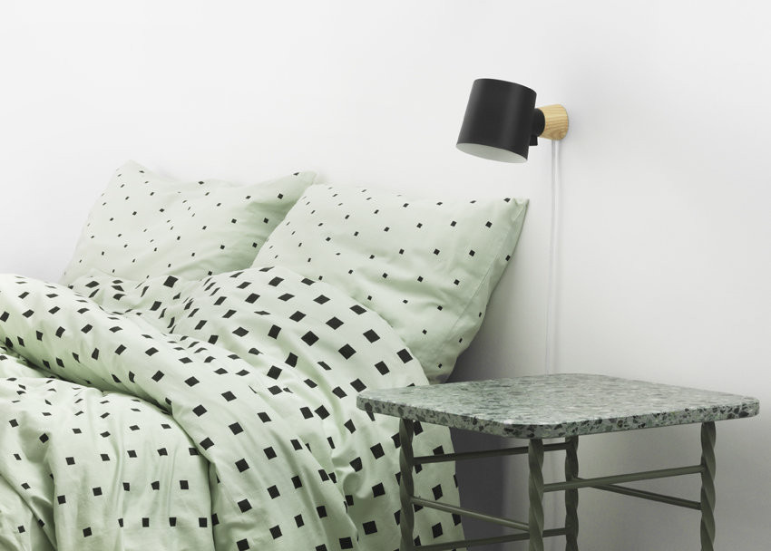 Normann Copenhagen Rise Wandleuchte aus Eschenholz und Metall in Grün mit E14 Fassung und verstellbarem Design - Bild 2