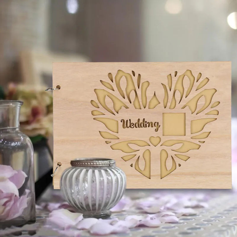 OutsideWorld Gästebuch aus Holz in Braun mit abstraktem Vintage-Design für deine Hochzeit - Bild 1