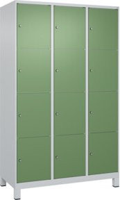 C+P Schließfachschrank Classic PLUS mit 3 Abteilen und Füßen, Farbe Resedagrün und Grau, B/T/H: 120 x 50 x 195 cm - Bild 1