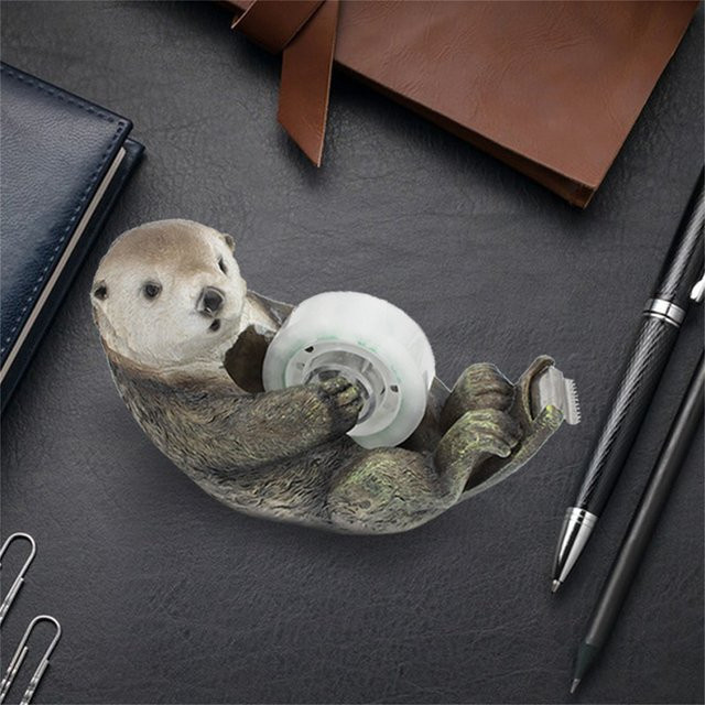 Süßer Otter Klebebandabroller aus Kunststoff in Grau und Braun für deinen Schreibtisch - Bild 1