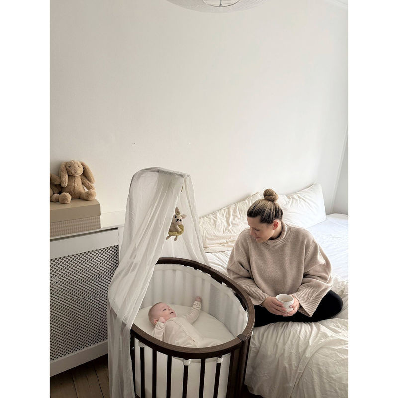 Stokke Sleepi Mini Bundle Bettset aus Buchenholz inkl. Matratze, Spannbetttuch, Himmelstange und Himmel, B/T: 59 x 76,4 cm, Braun - Bild 3