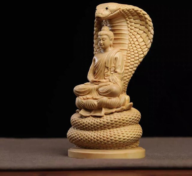 Shakyamani Buddha Ornament aus Buchsbaum mit Schlange als dekorative Holzfigur in Beige für dein Zuhause oder dein Auto - Bild 1