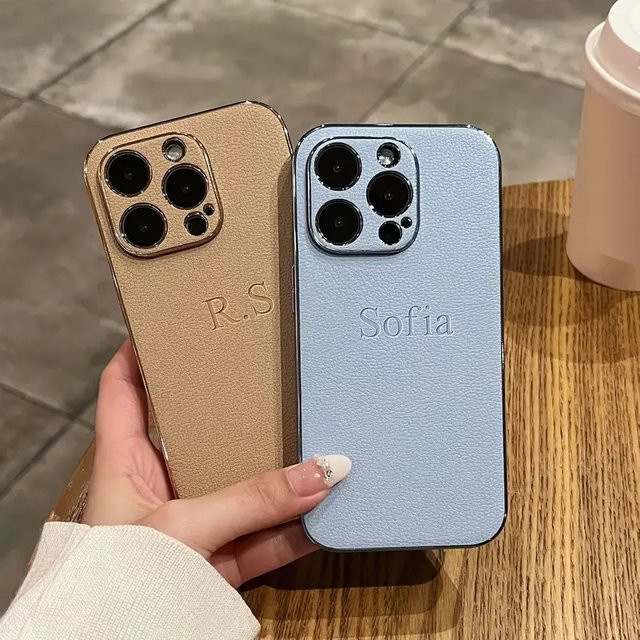 Personalisierte iPhone Hülle mit individuellen Initialen in luxuriöser Lederoptik für Apple iPhone 17 16 15 14 13 12 11 Pro Max Plus Air in Schwarz und Multicolour - Bild 1
