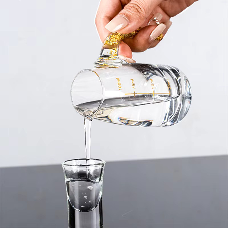 PIGE HOME 7-teiliges Schnapsglas-Set aus Kristallglas in Gold und Weiß für Spirituosen wie Baijiu oder Maotai - Bild 2