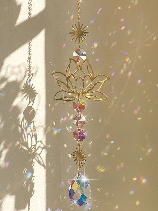 Goldener Lotus Suncatcher mit bunten Kristall-Wassertropfen als dekorativer Gartenanhänger in Gold und Mehrfarbig - Bild 1