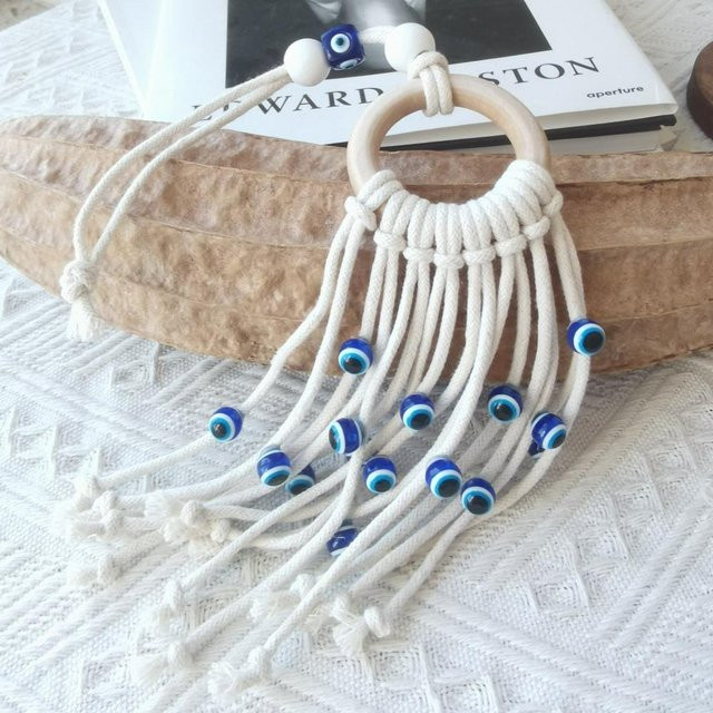 LIVNESTO Boho Makramee Anhänger mit Holzring und blauem Glasbeutel, Handgewebter böser Blick in Blau und Weiß - Bild 1