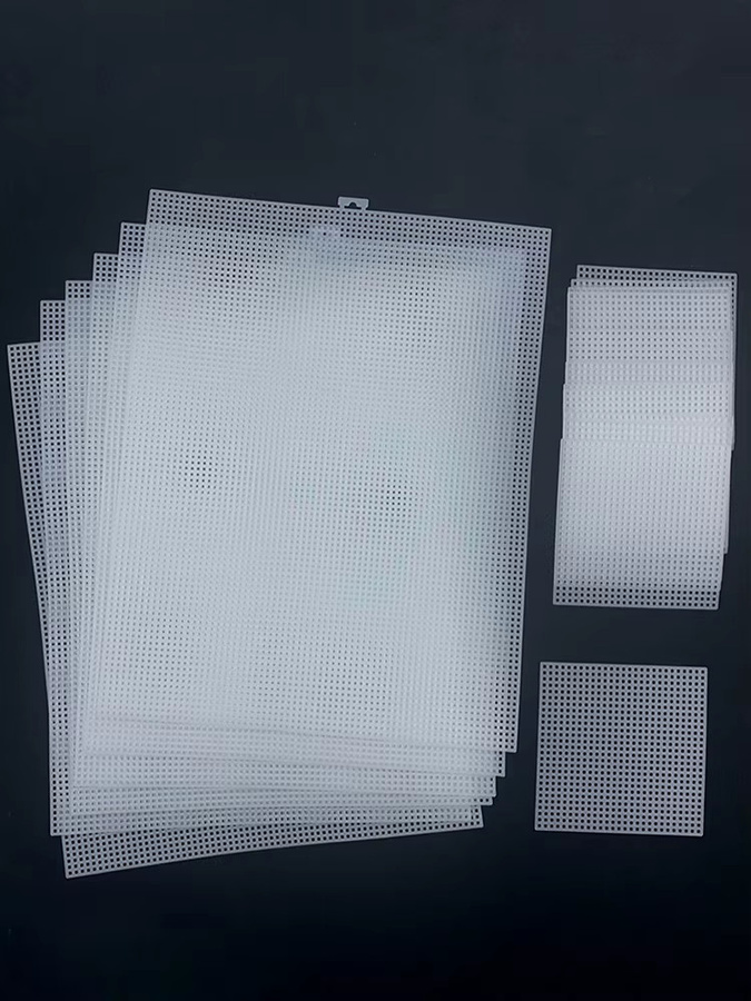 14 Stück Kunststoff-Netzgewebe in Weiß für Stickerei und DIY Handarbeit - Bild 3