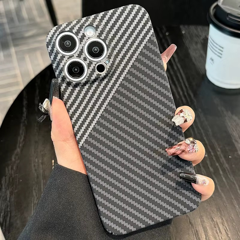 FUCHU Carbon Faser Handyhülle für iPhone 16 15 14 13 12 11 Pro Max, ultra dünne Rückseite mit Kameraschutz, Schwarz/Grün - Bild 1