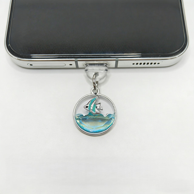 Ocean Wind Angel Fish Telefonstecker mit blauem Wasserwellen-Design für iPhone und USB-C - Bild 1