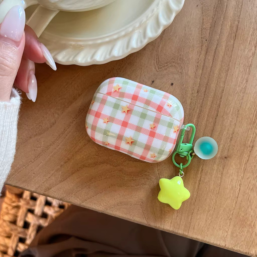 Apple AirPods Schutzhülle mit rot-grünem Gittermuster und Sternen-Design inklusive Anhänger - Bild 2