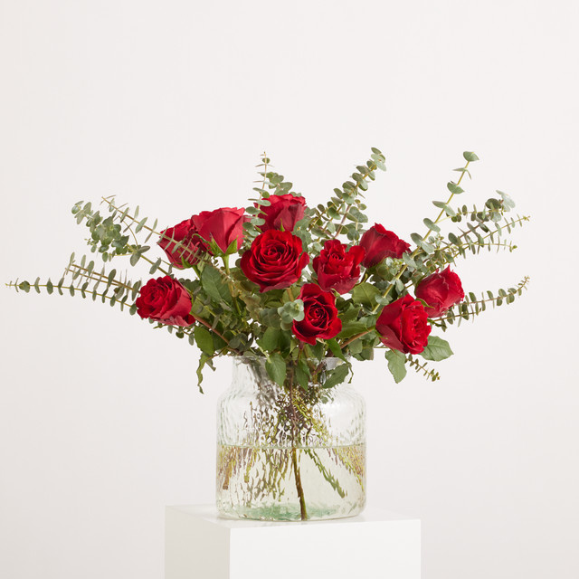 Blume2000 Arrangement Rote Rosen Eukalyptus Mix - Bild 1