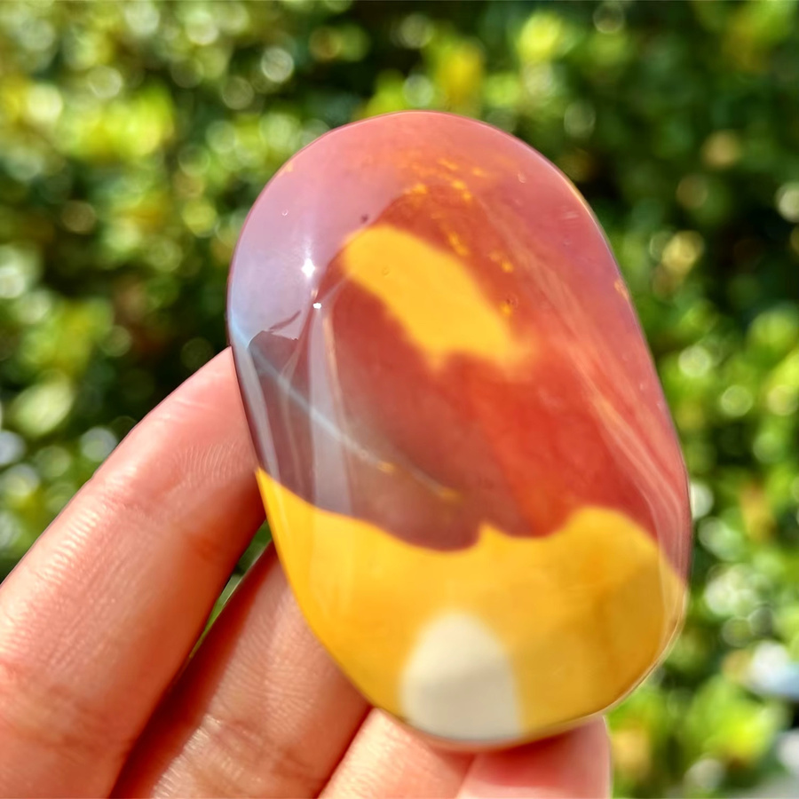 CRYSTALHOLA Mookaite Handstein in Rot und Multicolour, ovaler Sorgenstein mit abstraktem Design - Bild 2