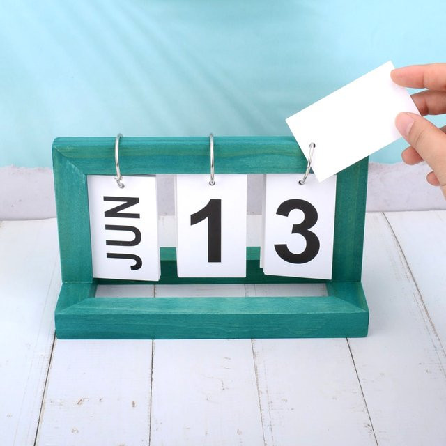 Retro Holz-Kalender in Türkis als quadratischer Desktop-Flip-Kalender mit Metallringen für dein Büro oder Wohnaccessoire - Bild 1