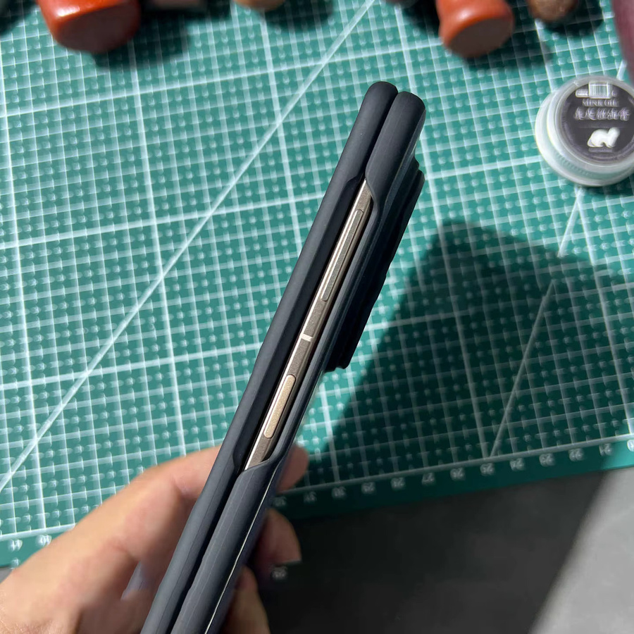 Premium Lederhülle mit magnetischer Halterung und Scharnierschutz für Honor Magic V5 in Schwarz oder Blau - Bild 2