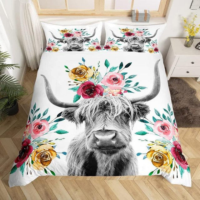 Bettwäsche-Set Your Warm Home mit Highland Cattle Motiv in Weiß, bestehend aus Bettbezug und Kissenbezug, Design: Geometrische Holzplanken und Blumen, B/T/H: 135 x 200 cm und 50 x 70 cm - Bild 1