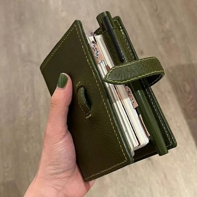 M5 Notizbuch aus grünem Leder mit leeren Seiten und verdickten Loseblättern in Mini-Taschenbuchformat - Bild 1