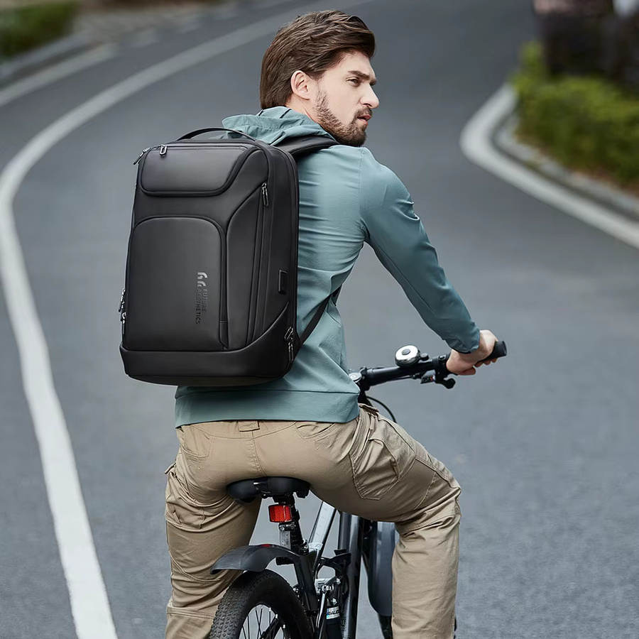 Heroischer Ritter Business Rucksack für Männer in Schwarz mit USB-C Anschluss und wasserdichtem Design für Laptops bis 17,3 Zoll - Bild 3
