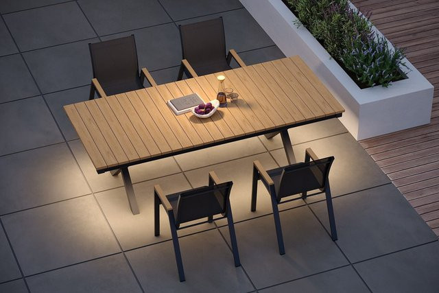OUTFLEXX Luminara Garten-Essgruppe mit LED-Beleuchtung in Anthrazit Matt und Natur, bestehend aus einem Tisch und 4 stapelbaren Sesseln, Material: Aluminium, Holzimitat und Textilene, Tisch B: 240 cm, T: 100 cm, H: 75 cm - Bild 1
