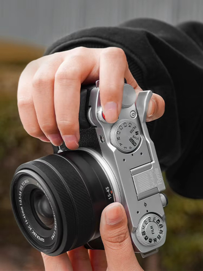 Fujifilm X-M5 Blitzschuhabdeckung aus Aluminiumlegierung in Schwarz mit Auslöseknopf, Silikonpads und Daumenauflage - Bild 4