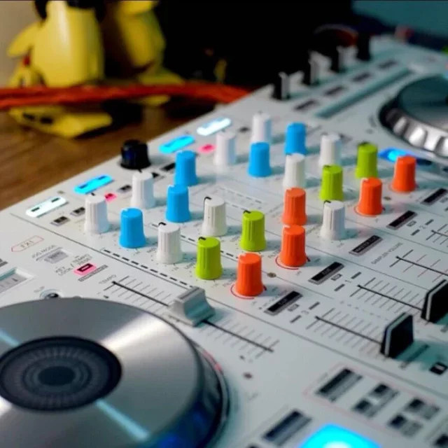 Pioneer Bunte EQ Knopfkappen für DJM, DDJ und XDJ Mischpulte und Controller, 3-teiliges Set, Multicolor und Blau - Bild 1