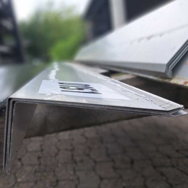 Pultabschluss aus Aluminium von Friedrich von Lien AG in Weißaluminium RAL 9006 mit einer Länge von 2,80 m - Bild 1