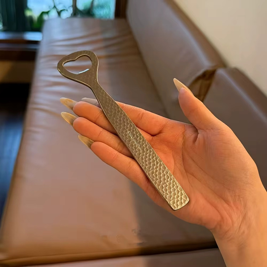 Robuster Flaschenöffner aus Edelstahl in Silber mit Hammerstruktur - Bild 2