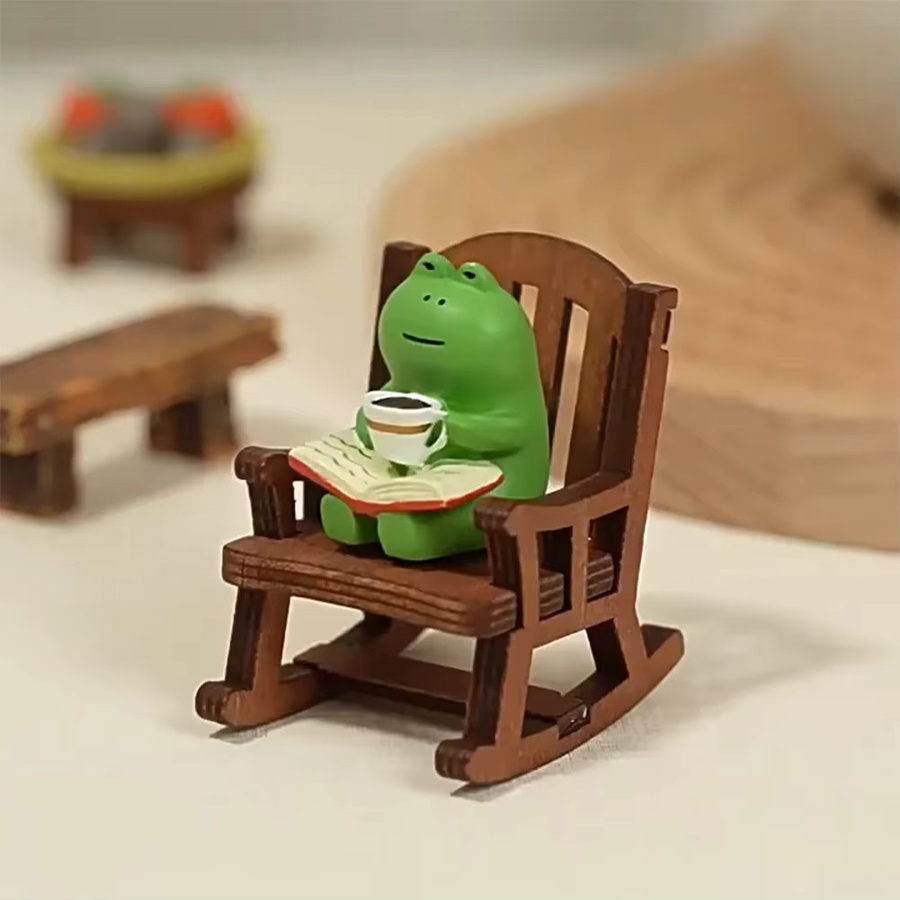 Shunmaii Mini Frosch Figur aus Harz in Grün mit Schaukelstuhl und Buch als Dekoration für dein Zuhause oder Büro - Bild 3