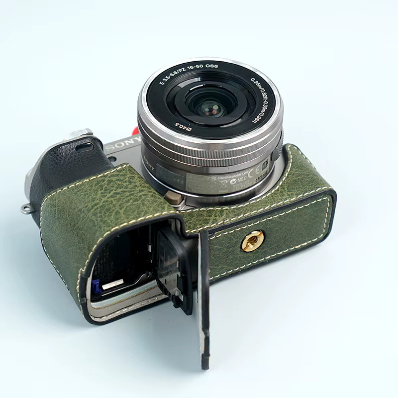 Sony Half Case Lederabdeckung in Weiß für Sony ILCE Alpha a6000 mit 1/4 Zoll Schraube und offenem Blitzschuh - Bild 2