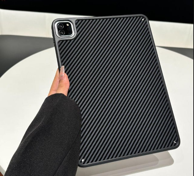 Kohlefaser Schutzhülle für Apple iPad Air 13 und Pro 11/12.9 in Schwarz - Bild 1