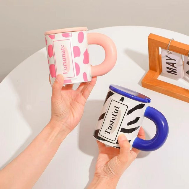 Personalisierte Keramiktasse von Yiran Furniture mit Deckel und Löffel, Weiß, 350 ml - Bild 1