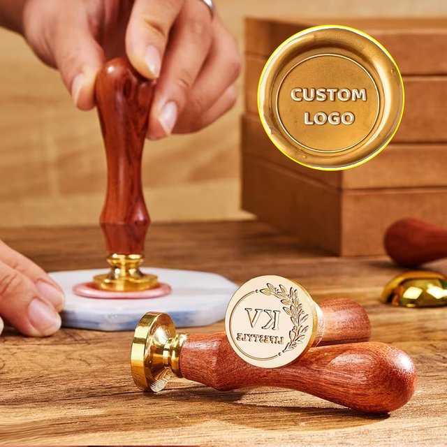 Personalisierter Wachssiegel-Stempel aus Messing in Gold für Briefumschläge und Hochzeitseinladungen - Bild 1