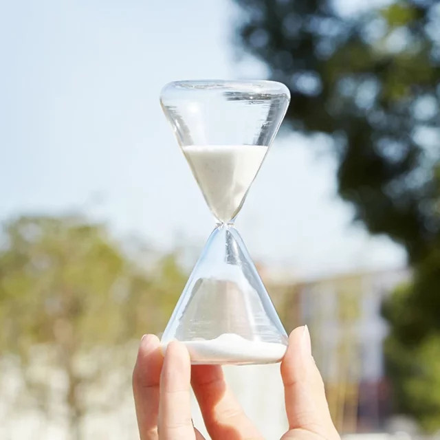 Nordic Sanduhr aus Glas mit Holzbasis im Tröpfchen-Design, Weiß, Tischdeko für Home Office und Arbeitszimmer - Bild 1