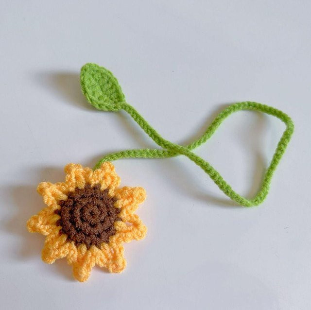 Handgestricktes Sonnenblumen-Lesezeichen von Love Home Garden in Orange und Gelb aus Wolle - Bild 1